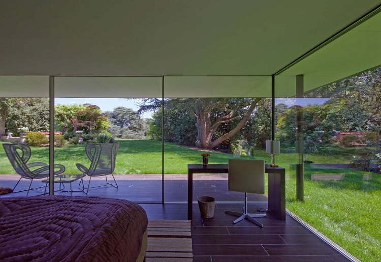 Moderna construcción muestra un jardín con un toque zen